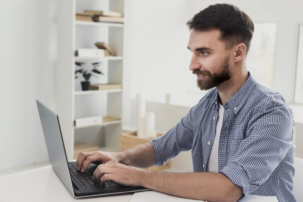 Estação de trabalho ergonômica com postura adequada.